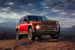 Российская премьера Jeep Grand Cherokee пятого поколения ожидается в конце лета. За свою почти тридцатилетнею историю (первый Grand Cherokee был выпущен в апреле 1992 года), внедорожник будет доступен как в пяти, так и в семиместном исполнении с дополнительным третьим рядом сидений. Пневмоподвеска позволяет увеличить клиренс автомобиля до 28 см, а внедорожная версия Trail Rated Overland 4х4, включающая в себя стальную защиту днища, задний дифференциал повышенного трения и «» шины, позволяет преодолевать броды глубиной более 60 см. Jeep Grand Cherokee будет предложен с двумя бензиновыми моторами: 291-сильным V6 объемом 3,6 литра, и 5,7-литровым V8 мощностью 362 лошадиных силы.