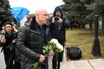 Певец Денис Майданов на церемонии прощания с певцом Владимиром Левкиным на Троекуровском кладбище в Москве, 19 ноября 2024 года